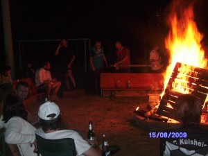 Lagerfeuer beim freien Zelten Lagerfeuer beim freien Zelten